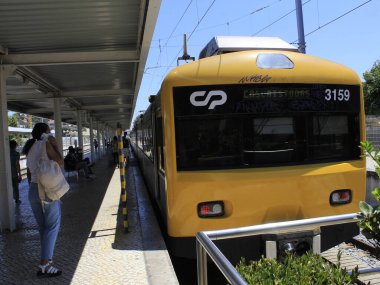29 Temmuz 2021, Lizbon, Portekiz: Lizbon 'daki bir tren istasyonunda, Portekiz sahillerinde en çok aranan plajlardan bazılarının Avrupa yazı boyunca yoğunlaştığı Cascais ilçesine hareket