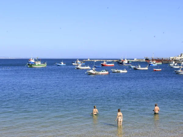 在卡斯凯斯的Ribeira海滩上洗澡 2021年7月29日 葡萄牙卡斯凯斯 阳光明媚 气温宜人的日子将于周四 29日 在里斯本市区卡斯凯斯市中心的里贝拉海滩游泳 — 图库照片