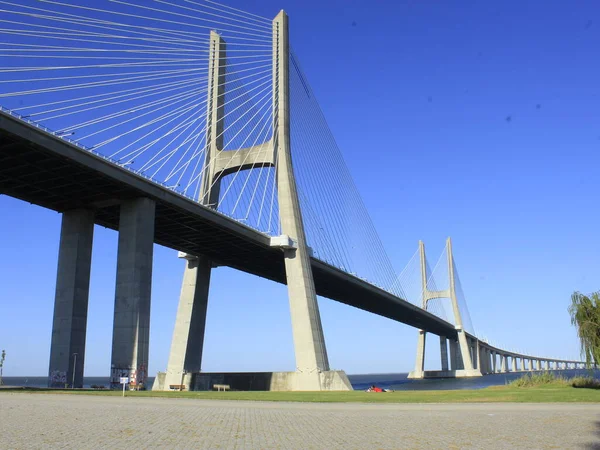 2021年7月30日 葡萄牙里斯本 连接里斯本区和塞图巴尔区的Vasco Gama桥景观 — 图库照片