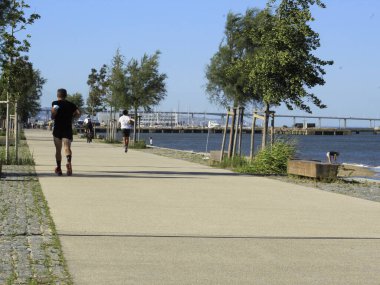 Ribeirinha Parkı, Lizbon 'da. 27 Temmuz 2021, Lizbon, Portekiz: 27 Temmuz Salı günü Lizbon 'daki Ribeirinha Parkı' nda, Coronavirüs salgınının ortasında hareket. Spor için bol yeşil alan ve alan ile park 2020 yılında açıldı.