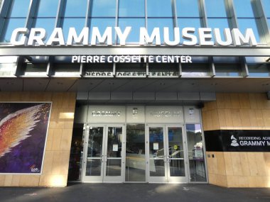 Grammy Müzesi LA -- bir ikonik haraç. 28 Temmuz 2021, Los Angeles, CA, ABD: Kuzey Amerika 'dan gelen ziyaretçiler Los Angeles Grammy Müzesi' nin kayıt endüstrisinin tarihi dönüm noktalarını vurgulayan canlı sergilerine akın ediyorlar