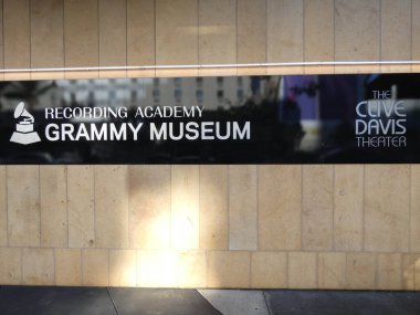 Grammy Müzesi LA -- bir ikonik haraç. 28 Temmuz 2021, Los Angeles, CA, ABD: Kuzey Amerika 'dan gelen ziyaretçiler Los Angeles Grammy Müzesi' nin kayıt endüstrisinin tarihi dönüm noktalarını vurgulayan canlı sergilerine akın ediyorlar