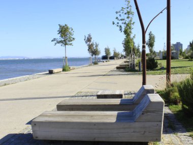 Ribeirinha Parkı, Lizbon 'da. 27 Temmuz 2021, Lizbon, Portekiz: 27 Temmuz Salı günü Lizbon 'daki Ribeirinha Parkı' nda, Coronavirüs salgınının ortasında hareket. Spor için bol yeşil alan ve alan ile park 2020 yılında açıldı.