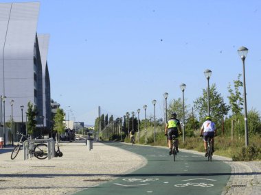 Ribeirinha Parkı, Lizbon 'da. 27 Temmuz 2021, Lizbon, Portekiz: 27 Temmuz Salı günü Lizbon 'daki Ribeirinha Parkı' nda, Coronavirüs salgınının ortasında hareket. Spor için bol yeşil alan ve alan ile park 2020 yılında açıldı.