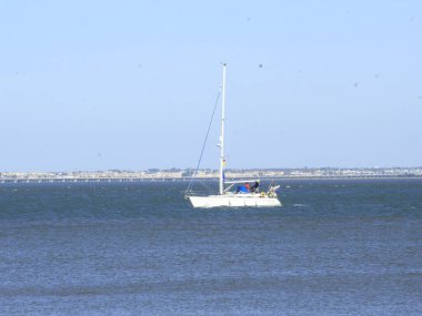 Marina Nacoes, Lizbon 'da. 27 Temmuz 2021, Lizbon, Portekiz: Marina Parque das Nacoes ve çevresinde hareket, bu 27 Temmuz 2021 Salı günü, Coronavirus salgınının ortasında