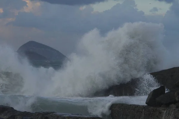 里约热内卢有一年中最寒冷的夜晚和汹涌的海滩海浪 2021年7月29日 巴西里约热内卢 一年中最寒冷的夜晚 里约热内卢的人口流动和海浪超过3米高的大海 — 图库照片