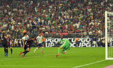 ABD, Concacaf Altın Kupa Finali 'ni kazandı. 1 Ağustos 2021, Las Vegas, ABD: ABD, Las Vegas 'taki Allegiant Stadyumu' nda oynanan Concacaf Gold Kupası finalinde Meksika 'ya karşı oynanan futbol maçını kazandı. Miles Robinson (ABD) ekstra süre içindeki tek golü attı 