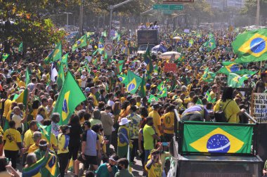 Başkan Bolsonaro lehine ve basılı ve sesli oylamayla protesto edin. 1 Ağustos 2021, Rio de Janeiro, Brezilya: Cumhurbaşkanı Jair Bolsonaro 'nun destekçileri Rio de Janeiro' daki Copacabana plajı yakınlarındaki Atlantica Bulvarı 'nda bir gösteri yaptılar.