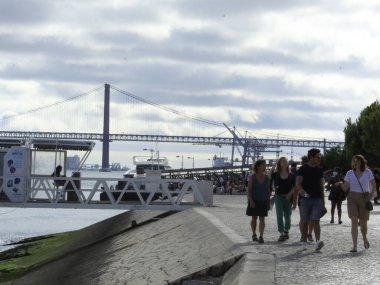  Avrupa 'nın güzel yaz sıcağı, insanları 1 Pazar günü Lizbon, Portekiz' deki Cais do Sodre 'ye ve çevreye, koronavirüs pandonun ortasında götürüyor.