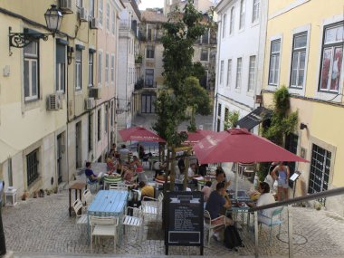 Lizbon 'daki barlarda ve restoranlarda yoğun hareketlilik var. 1 Ağustos 2021, Lizbon, Portekiz: Portekiz 'in başkenti Lizbon' daki bar ve restoranlarda yoğun bir hareket, 1 Ağustos Pazar günü yürürlüğe girdi. 