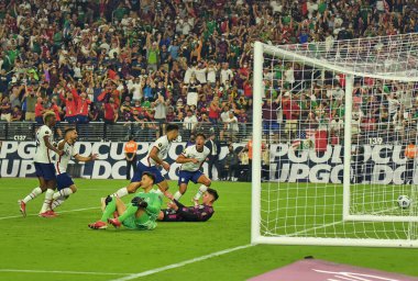 ABD, Concacaf Altın Kupa Finali 'ni kazandı. 1 Ağustos 2021, Las Vegas, ABD: ABD, Las Vegas 'taki Allegiant Stadyumu' nda oynanan Concacaf Gold Kupası finalinde Meksika 'ya karşı oynanan futbol maçını kazandı. Miles Robinson (ABD) ekstra süre içindeki tek golü attı 