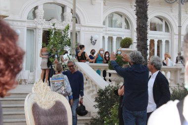 'La Terrazza Dolce Vita' nın basımı İtalya 'nın Rimini kentinde yapılmıştır. 2 Ağustos 2021, Rimini, İtalya: Rimini, Kuzey İtalya 'daki Grand Hotel de Rimini' nin Bahçesi, 