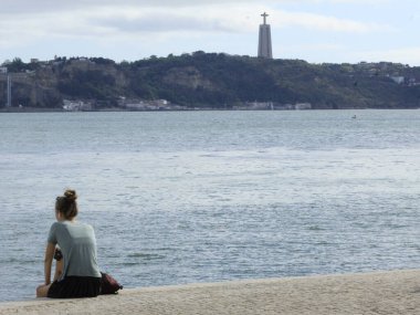  Avrupa 'nın güzel yaz sıcağı, insanları 1 Pazar günü Lizbon, Portekiz' deki Cais do Sodre 'ye ve çevreye, koronavirüs pandonun ortasında götürüyor.