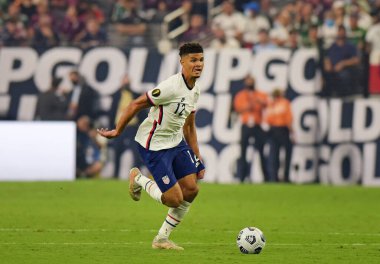ABD, Concacaf Altın Kupa Finali 'ni kazandı. 1 Ağustos 2021, Las Vegas, ABD: ABD, Las Vegas 'taki Allegiant Stadyumu' nda oynanan Concacaf Gold Kupası finalinde Meksika 'ya karşı oynanan futbol maçını kazandı. Miles Robinson (ABD) ekstra süre içindeki tek golü attı 