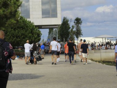  Avrupa 'nın güzel yaz sıcağı, insanları 1 Pazar günü Lizbon, Portekiz' deki Cais do Sodre 'ye ve çevreye, koronavirüs pandonun ortasında götürüyor.