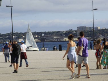 1 Ağustos 2021, Lizbon, Portekiz: Avrupa yazının ortasında, Lizbon 'un en çok ziyaret edilen yerlerinden biri olan Comercio Meydanı' nda hareket. 