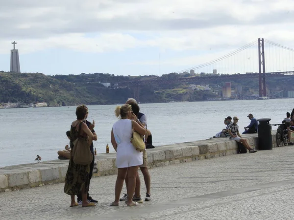 Příjemná Letní Teplota Evropě Bere Lidi Cais Sodre Okolí Lisabonu — Stock fotografie