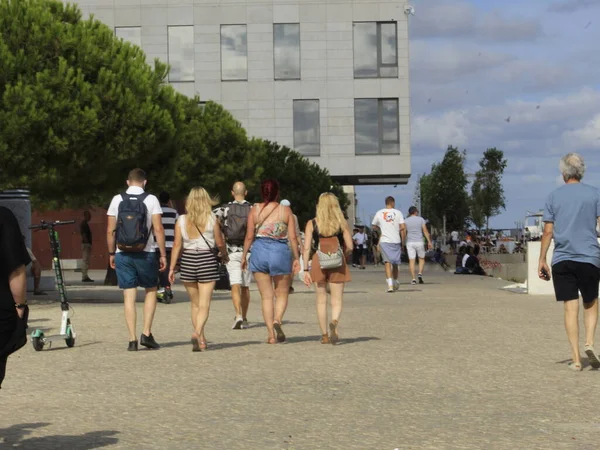 Pleasant European Summer Temperature Takes People Cais Sodre Surroundings Lisbon — Stock Photo, Image