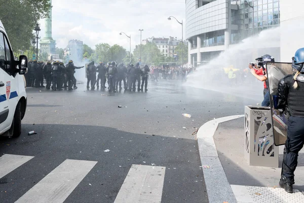 パリでのCovid 19の健康パスに対する抗議 2021年7月31日フランス パリのバスティーユ広場 Place Bastille に集まった人々は フランス政府に対し Covid 19の健康パスについて抗議した — ストック写真