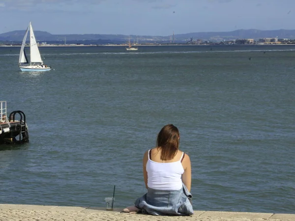 Agradable Temperatura Europea Verano Lleva Gente Cais Sodre Alrededores Lisboa — Foto de Stock