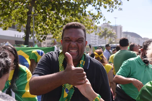 ボルソナーロ大統領を支持し 印刷され監査可能な投票によって抗議する ブラジル リオデジャネイロ2021年8月1日 Jair Bolsonaro大統領の支援者が リオデジャネイロのコパカバーナビーチ近くのアトランティカ アベニューで行動を行う — ストック写真