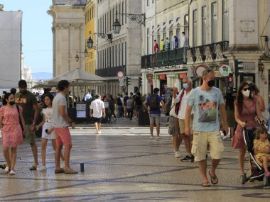 Augusta Caddesi, Lizbon 'da. 5 Ağustos 2021, Lizbon, Portekiz: 5 Ağustos Perşembe günü Lizbon 'daki Augusta Caddesi' nde koronavirüs salgınının ortasında yoğun bir hareket gerçekleşti. Güzergah Comercio ve Rossio Squere 'i birbirine bağlıyor.