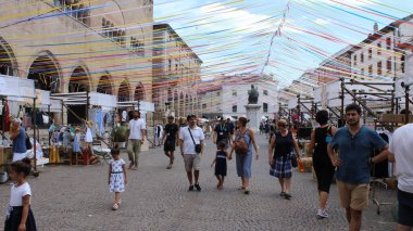 ('Al Meni' Piazza Malatesta 'da yeni Piazza Malatesta' nın sirk atmosferiyle açılıyor. 8 Ağustos 2021, Rimini, İtalya. 'Al Meni' yeni Piazza Malatesta 'da, yeni Piazza Malatesta' nın sirk atmosferiyle, yiyecek ve şarapla açılıyor. 
