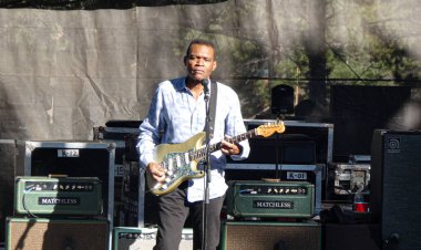 (Uluslararası tanınmış Mamut Gölleri Bluesapalooza Festivali Bir Rockin Start 'a Başladı. 8 Ağustos 2021, Mammoth Lakes, CA, ABD. Geleneksel Mamut Bluesapalooza 'nın inanılmaz çeşitlilikteki müzisyenleriyle tanınan bir ünü var.