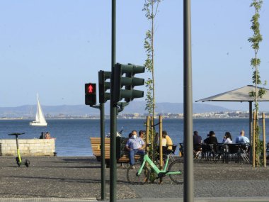 Largo Jose Saramago 'da, Lizbon' da insan hareketleri. 7 Ağustos 2021, Lizbon, Portekiz: 7 Ağustos Cumartesi günü Lizbon 'da, Terreiro do Paco istasyonundaki Largo Jose Saramago' da insan hareketleri).