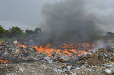 Natal 'da bir çöplükte yangın noktaları. 3 Ağustos 2021, Natal, Brezilya: Rio Grande do Norte 'deki bir çöplükte 3 Ağustos Salı günü yangın çıktı. Yangının nasıl başladığına dair bir bilgi yok..