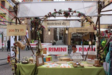 ('Al Meni' Piazza Malatesta 'da yeni Piazza Malatesta' nın sirk atmosferiyle açılıyor. 8 Ağustos 2021, Rimini, İtalya. 'Al Meni' yeni Piazza Malatesta 'da, yeni Piazza Malatesta' nın sirk atmosferiyle, yiyecek ve şarapla açılıyor. 