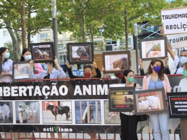 Boğa güreşi sezonunun başlamasına karşı Lizbon 'da protesto. 5 Ağustos 2021, Lizbon, Portekiz: Hayvan savunucuları, Perşembe (5) günü başlayan 2021 boğa güreşi sezonunu protesto etmek üzere Facebook üzerinden toplandılar), 