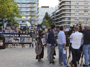 Boğa güreşi sezonunun başlamasına karşı Lizbon 'da protesto. 5 Ağustos 2021, Lizbon, Portekiz: Hayvan savunucuları, Perşembe (5) günü başlayan 2021 boğa güreşi sezonunu protesto etmek üzere Facebook üzerinden toplandılar), 