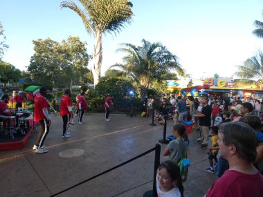 Artan Popüler Legoland Tema Parkı San Diego yolunda parlıyor. 3 Ağustos 2021 'de, Carlsbad, CA, ABD: Güney Kaliforniya genelinde Legoland' ın bir kazananı olduğu yönünde yaygın bir kabul ile, romanın çoklu çekim teması