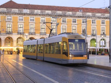 Lizbon 'da toplu taşıma. 4 Ağustos 2021, Lizbon, Portekiz: Coronavirus salgınının ortasında, 4 Ağustos Çarşamba günü Lizbon 'da Comercio Meydanı ile Belem Mahallesi arasında toplu taşıma harekatı. 