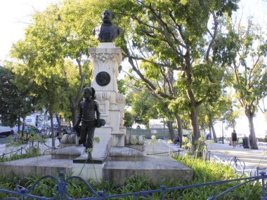 Sao Pedro de Alcantara bakış açısı, Lizbon 'da. 5 Ağustos 2021, Lizbon, Portekiz: 5 Ağustos Perşembe günü, Sao Pedro de Alcantara 'daki hareket, Lizbon' un en büyüleyici olaylarından biri olarak kabul edildi.