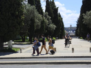 4 Ağustos 2021, Lizbon, Portekiz: Comercio Meydanı ile Belem Mahallesi arasında 4 Ağustos Çarşamba günü Coronavirus salgınının ortasında hareket. 