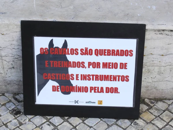 リスボンでの抗議は闘牛シーズンの開始に対して行われた 8月5 2021 リスボン ポルトガル 動物擁護者は 木曜日に始まる2021闘牛シーズンに抗議するためにFacebookを介して集まります — ストック写真