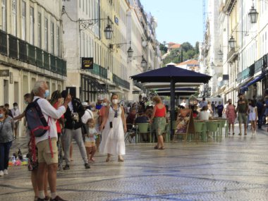 Augusta Caddesi, Lizbon 'da. 5 Ağustos 2021, Lizbon, Portekiz: 5 Ağustos Perşembe günü Lizbon 'daki Augusta Caddesi' nde koronavirüs salgınının ortasında yoğun bir hareket gerçekleşti. Güzergah Comercio ve Rossio Squere 'i birbirine bağlıyor.