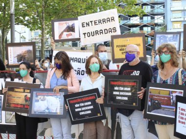 Boğa güreşi sezonunun başlamasına karşı Lizbon 'da protesto. 5 Ağustos 2021, Lizbon, Portekiz: Hayvan savunucuları, Perşembe (5) günü başlayan 2021 boğa güreşi sezonunu protesto etmek üzere Facebook üzerinden toplandılar), 