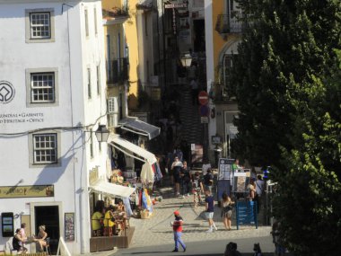 Sintra, Portekiz 'deki Ulusal Saray Bahçeleri manzarası. 10 Ağustos 2021, Sintra, Portekiz: 10 Ağustos Salı günü Portekiz 'in Sintra kentindeki Ulusal Saray' ın ücretsiz girişi