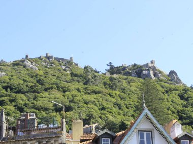 Sintra, Portekiz 'deki Ulusal Saray Bahçeleri manzarası. 10 Ağustos 2021, Sintra, Portekiz: 10 Ağustos Salı günü Portekiz 'in Sintra kentindeki Ulusal Saray' ın ücretsiz girişi