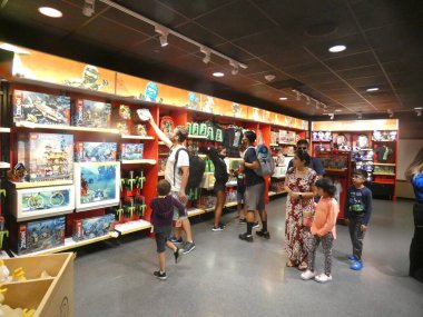 Artan Popüler Legoland Tema Parkı San Diego yolunda parlıyor. 3 Ağustos 2021 'de, Carlsbad, CA, ABD: Güney Kaliforniya genelinde Legoland' ın bir kazananı olduğu yönünde yaygın bir kabul ile, romanın çoklu çekim teması