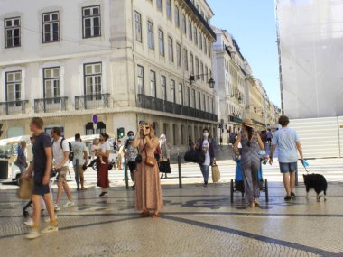 Augusta Caddesi, Lizbon 'da. 5 Ağustos 2021, Lizbon, Portekiz: 5 Ağustos Perşembe günü Lizbon 'daki Augusta Caddesi' nde koronavirüs salgınının ortasında yoğun bir hareket gerçekleşti. Güzergah Comercio ve Rossio Squere 'i birbirine bağlıyor.