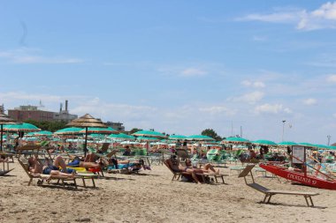 6 Ağustos 2021 'de Rimini, İtalya' da yeşil geçiş, İtalya 'nın Ağustos ayı ortalarında plajlarda geçirdiği Ferragosto' yu durdurmuyor. Rimini ve Rivieira Romanhola bölgesinde