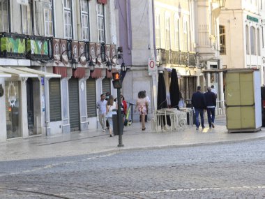 (Lizbon 'da insan hareketleri. 7 Ağustos 2021, Lizbon, Portekiz: Avrupa yazında keyifli bir öğleden sonra, 7 Ağustos Cumartesi günü Portekiz 'in Lizbon kentinde insan hareketleri.