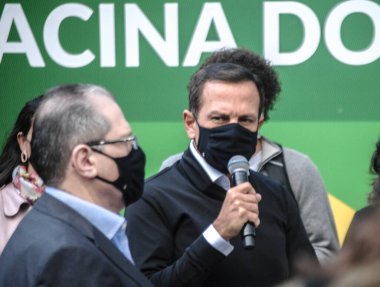 (Sao Paulo Sağlık Bakanlığı 'na teslim edilen 66.8 milyon Butantan aşısına ulaştı. 9 Ağustos 2021, Sao Paulo, Brezilya: Sao Paulo valisi Joao Doria (PSDB), Nat için iki milyon doz Coronavac aşısı salınımına eşlik eder.