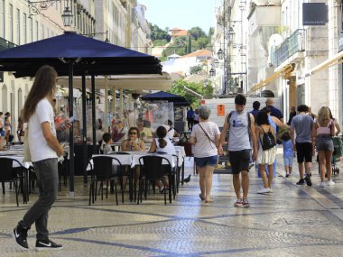 Augusta Caddesi, Lizbon 'da. 5 Ağustos 2021, Lizbon, Portekiz: 5 Ağustos Perşembe günü Lizbon 'daki Augusta Caddesi' nde koronavirüs salgınının ortasında yoğun bir hareket gerçekleşti. Güzergah Comercio ve Rossio Squere 'i birbirine bağlıyor.