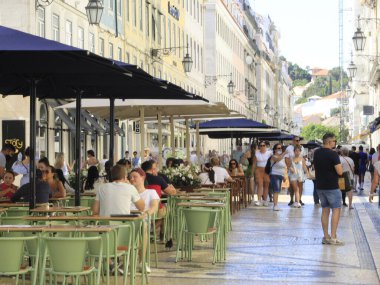 Augusta Caddesi, Lizbon 'da. 5 Ağustos 2021, Lizbon, Portekiz: 5 Ağustos Perşembe günü Lizbon 'daki Augusta Caddesi' nde koronavirüs salgınının ortasında yoğun bir hareket gerçekleşti. Güzergah Comercio ve Rossio Squere 'i birbirine bağlıyor.