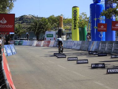 Bisiklet: 82. baskı Volta a Portugal. 4 Ağustos 2021, Lizbon, Portekiz: Efapel takımından bisikletçi Rafael Reis (sarı), Volta a Portugal 'ın 82.